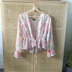  - Superfin sommarblus från prettylittlething. Har ett litet hål på baksidan. 