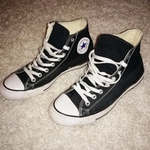  - Svarta converse, använda en gång, säljer pga fel storlek.. 150+ eventuell frakt! ☺️