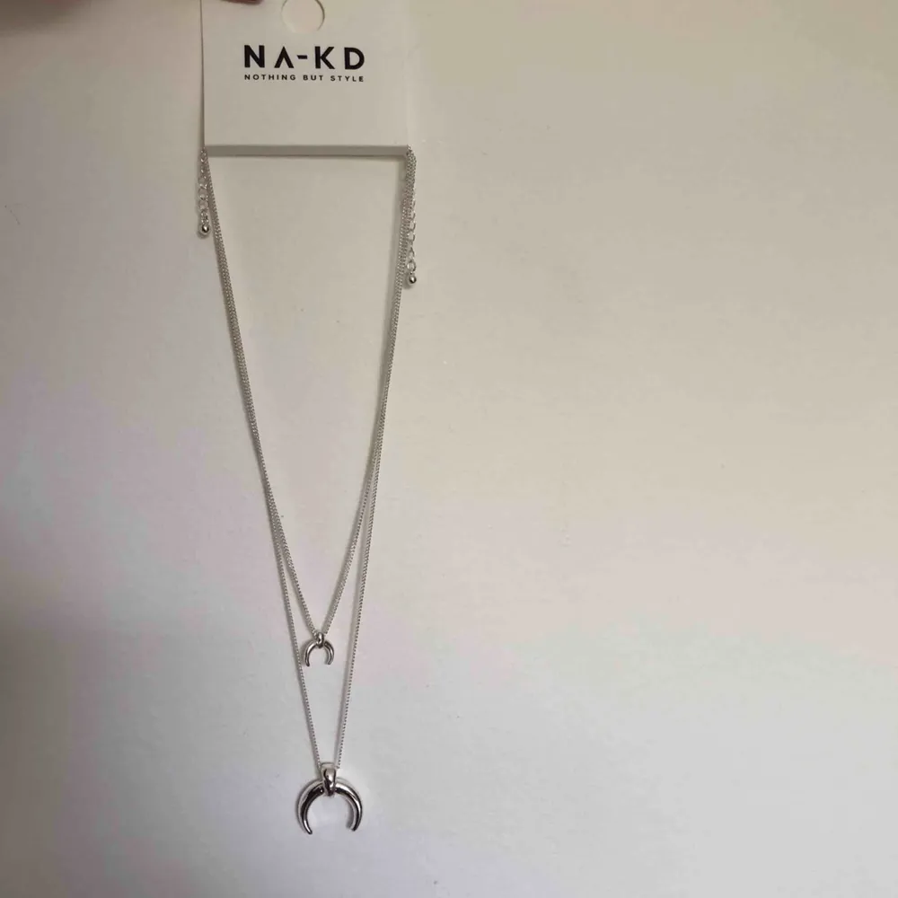 Aldrig använt halsband från NA-KD. 100 kr på deras hemsida, jag säljer för 30 🌪. Accessoarer.