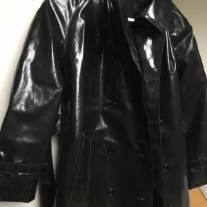  - Snygg lackad regnjacka! Säljer för att jag inte använder den ofta men den är i bra skick!