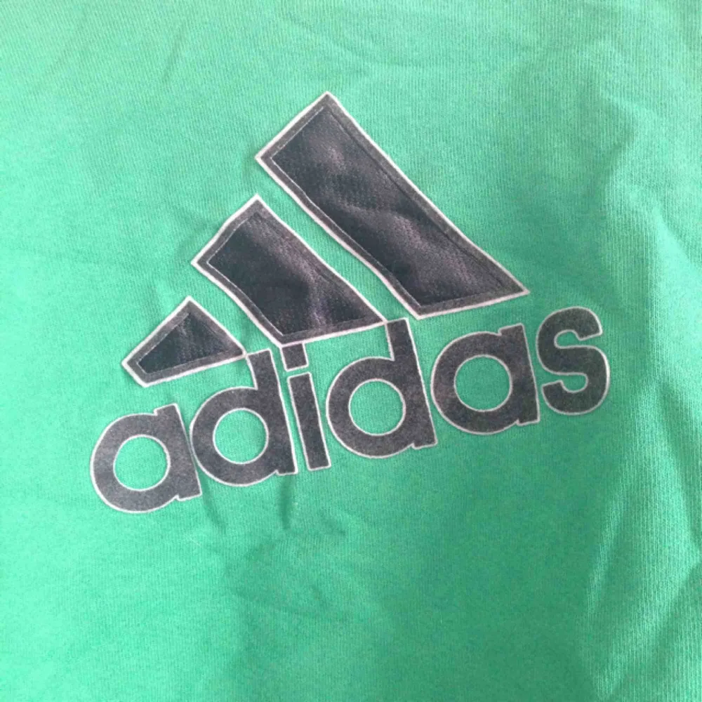 Adidaströja som har snitt därfram. Inkl frakt❤️. T-shirts.