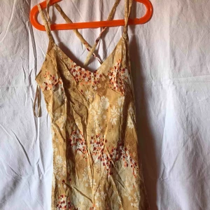  - Jätte snygg klänning  Har köpt den i Grekland för 66.50€ Frakten ingår  Priset kan diskuteras 