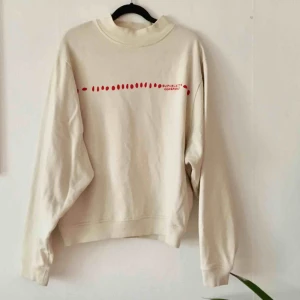  - Mysig lite Oversized Sweather från WESC med stående krage.Mycket fint skick!  Finns att hämta i Hammarbyhöjden, Stockholm eller skickas mot betalning.