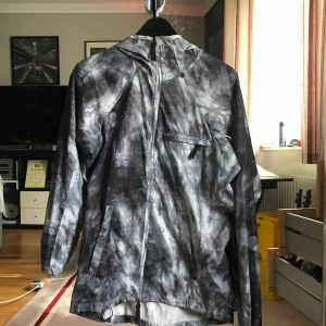  - En löparjacka/skatejacka från Nike SB. Köpt från Caliroots. Knappt använd! Pris: 120:-