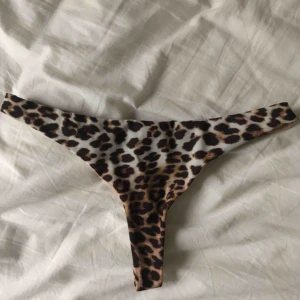  - Bikinitrosor från hm🐆, säljer pga att de är lite för mkt string för mig. (Aldrig använda)