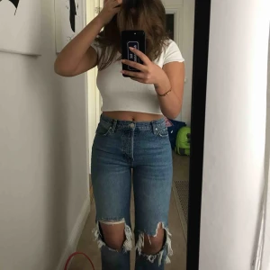  - Super fina sommar jeans från Gina, storlek 38 men små i storleken! Jag har storlek 26/S i byxor annars och dessa sitter perfekt. Aldrig använda, endast testat. Jag är 163 cm lång! 