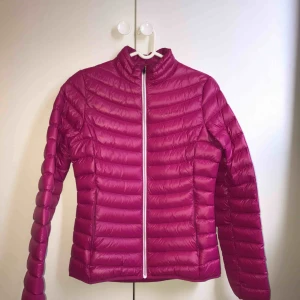  - Rosa everest-jacka, storlek 36. Ganska varm, och vindtät. Använd endast fåtal gånger. Köparen står för frakt, kan mötas upp i Lund/Malmö. 