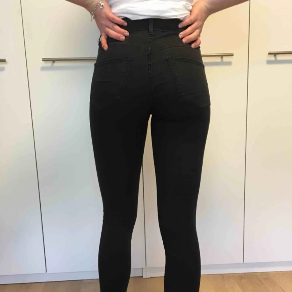 Svarta jeans som endast är tvättade, alltså aldrig använda. Hon på bilden är 171cm lång❣️. Jeans & Byxor.