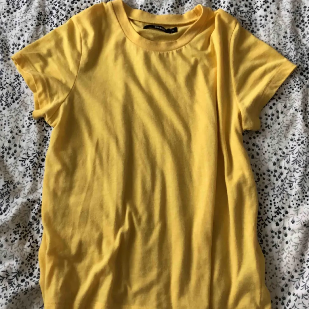 Fin gul t-shirt från Bikbok! . T-shirts.