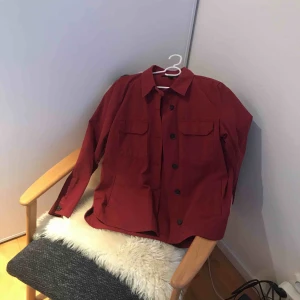  - Tunn jacka från forever 21, strl M men passar mig som brukar ha XS/S - alltså liten i storleken!  Använd ca 3 ggr