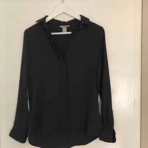  - Mörkblå blus från H&M. Inget att anmärka på - knappt använd. Strl 32. Priset är inklusive porto. 