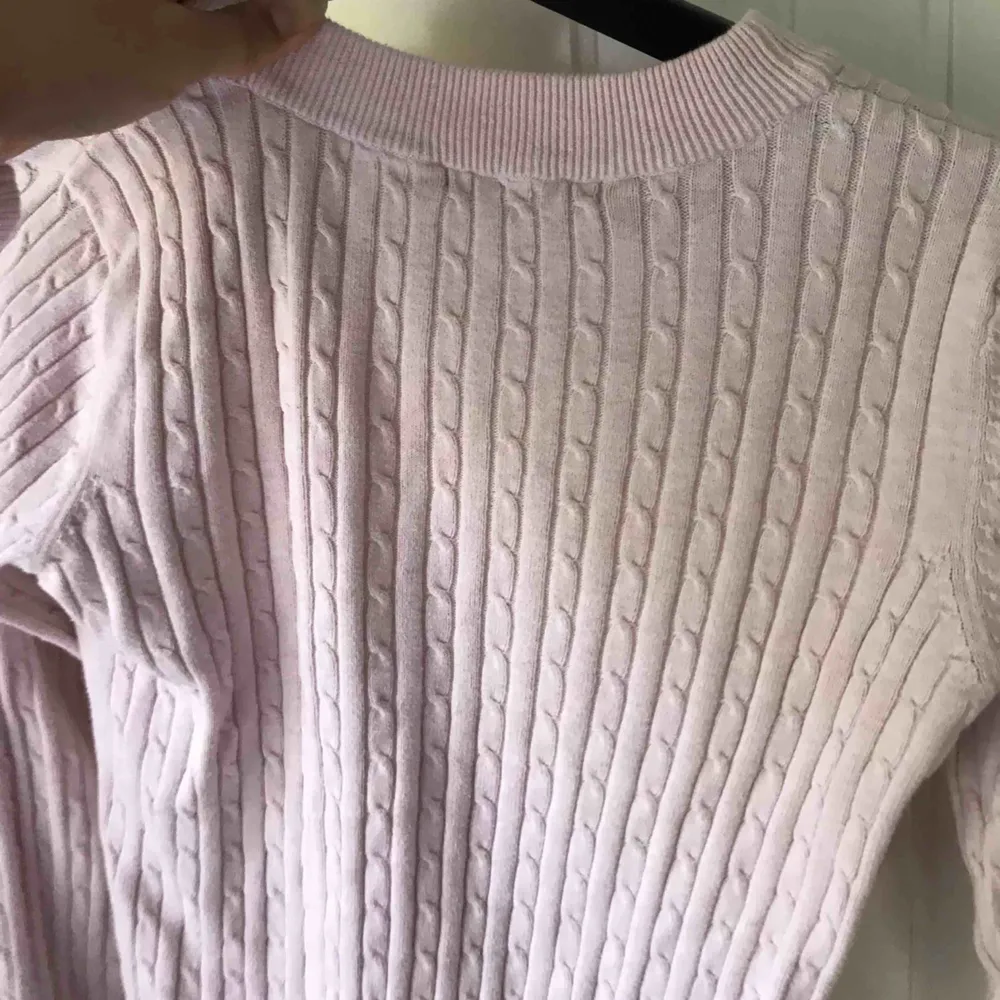Kabelstickad babyrosa långärmad tröja från Gina tricot. Knappt använd alls. Säljer därför att den inte används då jag har en snarlik. Köparen står för frakt. :). Tröjor & Koftor.