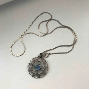  - Superfint silvrigt halsband med en blå sten i mitten. Frakt tillkommer på 9kr
