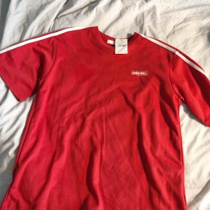  - Helt oanvänd T-shirt! Sitter ganska oversize för någon som brukar ha storlek S/M! 40kr frakt eller mötas upp i Stockholms innerstad ♥️🌹 