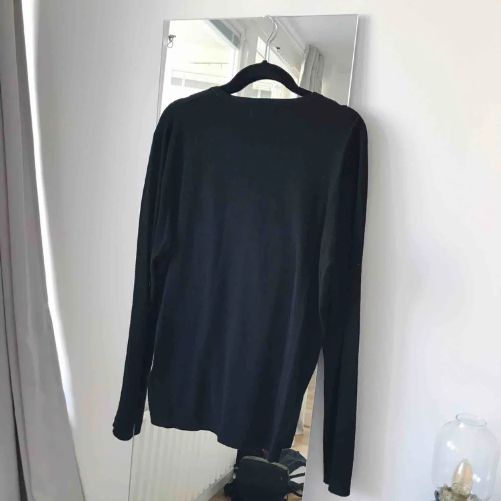 Superskönt tunt stickad tröja från Zara Man i storlek L. Perfekt som lite oversize boyfriend tröja nu på sommarkvällarna. Frakt ingår!. Tröjor & Koftor.