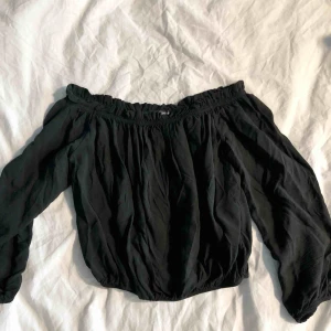 - Off the shoulder cropped top från Brandy Melville! Går inte att köpa i Sverige längre då butiken har lagt ned! 40kr frakt eller mötas upp i Stockholms innerstad ♥️🌹 