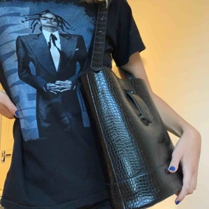  - Svart bucketbag i crocimitation. Fint skick🥰