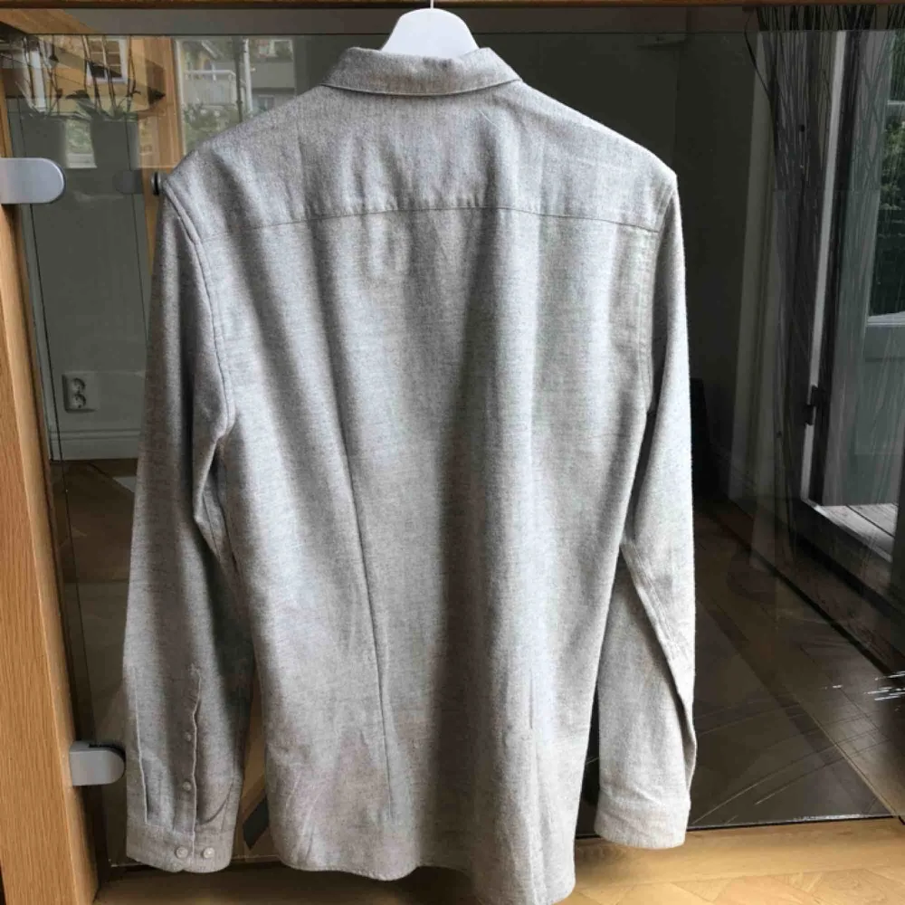 Ljusgrå flanellskjorta köpt på grandpa i Göteborg. I princip aldrig använd så i väldigt bra skick. Är stl small men passar mig som är 1.88. . Skjortor.