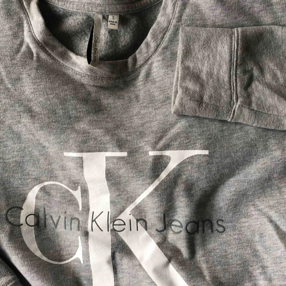 Calvin Klein tröja , fint skick. Kan nötas upp i Borås eller Ulricehamn , även posta. . Tröjor & Koftor.