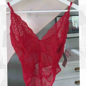  - Röd body från Hm, den är aldrig använd och prislappen är fortfarande kvar