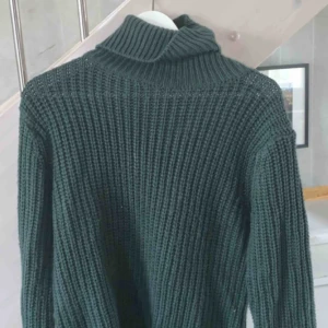  - Tjocktröja från Na-kd med hög krage