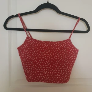  - Söt topp köpt i USA från forever21. Använd ett par gånger och väldigt bra skick. Ganska stretching i marialet så passar nog från xs till liten M. Jätte söt till t.ex svart kjol eller byxor