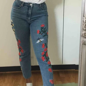  - Högmidjade Jeans med broderi. Byxorna kan ha töjts ut en storlek 