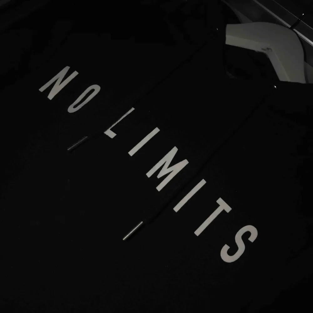 Svart hoodie med vit text ”no limits”🌹. Tröjor & Koftor.