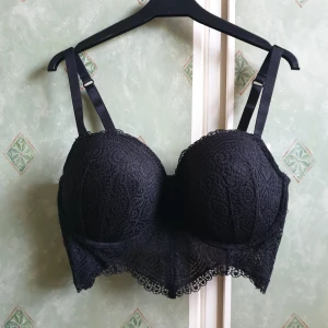  - Svart BH i storlek 80D som inte passar därav aldrig använd. Nypris 199kr, lappen sitter kvar. Frakt inte inkluderad i priset