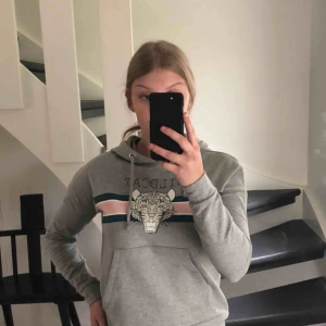  - Hoodie, knappt aldrig använt. Inga fläckar. Bra passform. Original pris 350kr. Betala frakt själv