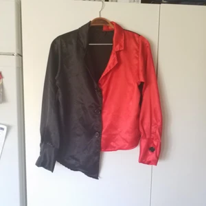  - Unik knasig skjorta i sidenmaterial