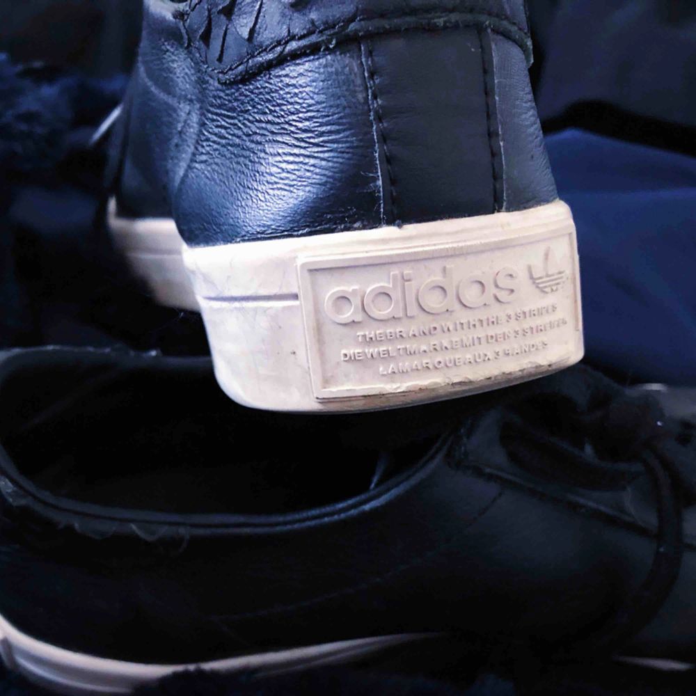 Snygga svarta ADIDAS sneakers, äkta, köpta på Adidas butik i Stockholm. Köpta för 899kr. Skor.