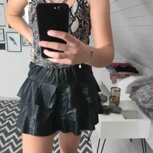  - Fake-läderkjol, ifrån vero Moda, köpt på Nelly. Priset då jag köpte den var 400kr. Säljer då den aldrig kommer till användning. 