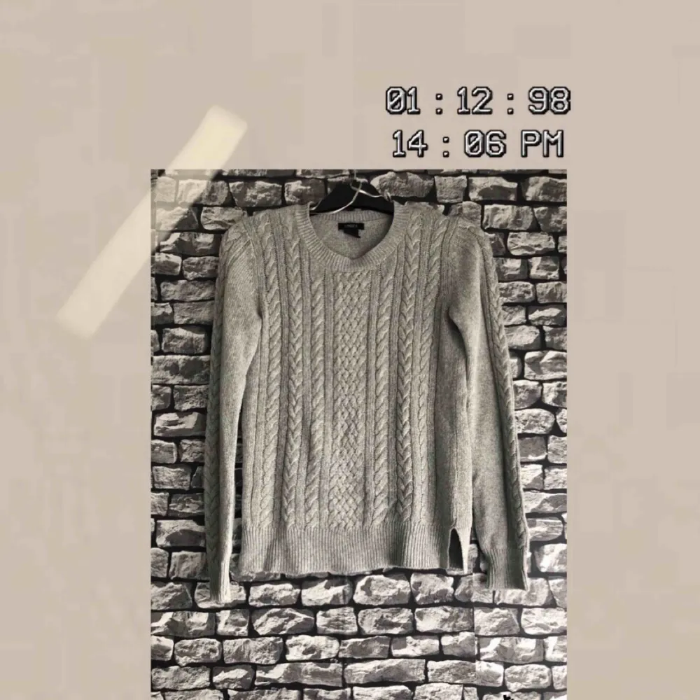 En grå stickad tröja i storlek XS från Kapphl. Fortfarande i helt skick, inga defekter. För fler bilder går det bra att fråga :) Frakt förekommer. Kan mötas upp i Göteborg.. Tröjor & Koftor.