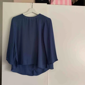  - Säljer min blåa blus från ginatricot. Använd 2ggr så är i väldigt bra skick! Som ni ser på bilden är den lite längre över rumpan, som är en fin detalj. 