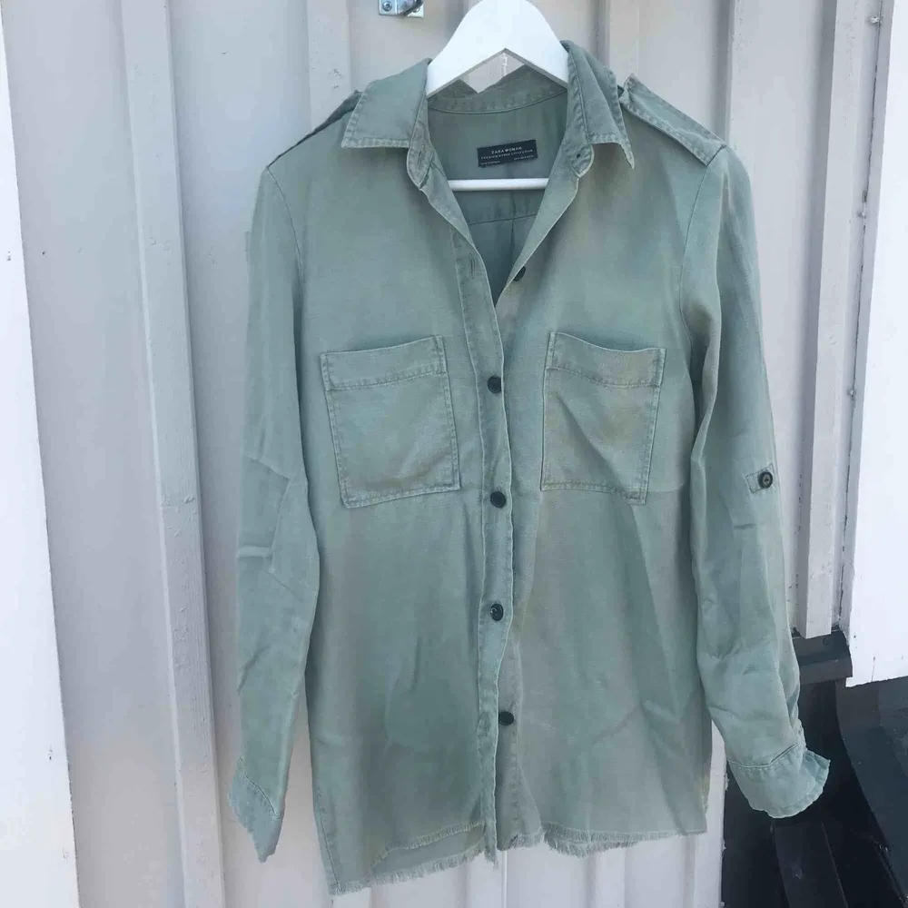 Militärfrön skjorta från Zara Väldigt gott skick, enbart använd 1-2 gånger Fransade kanter längst ner, detalj Nypris:400kr. Skjortor.
