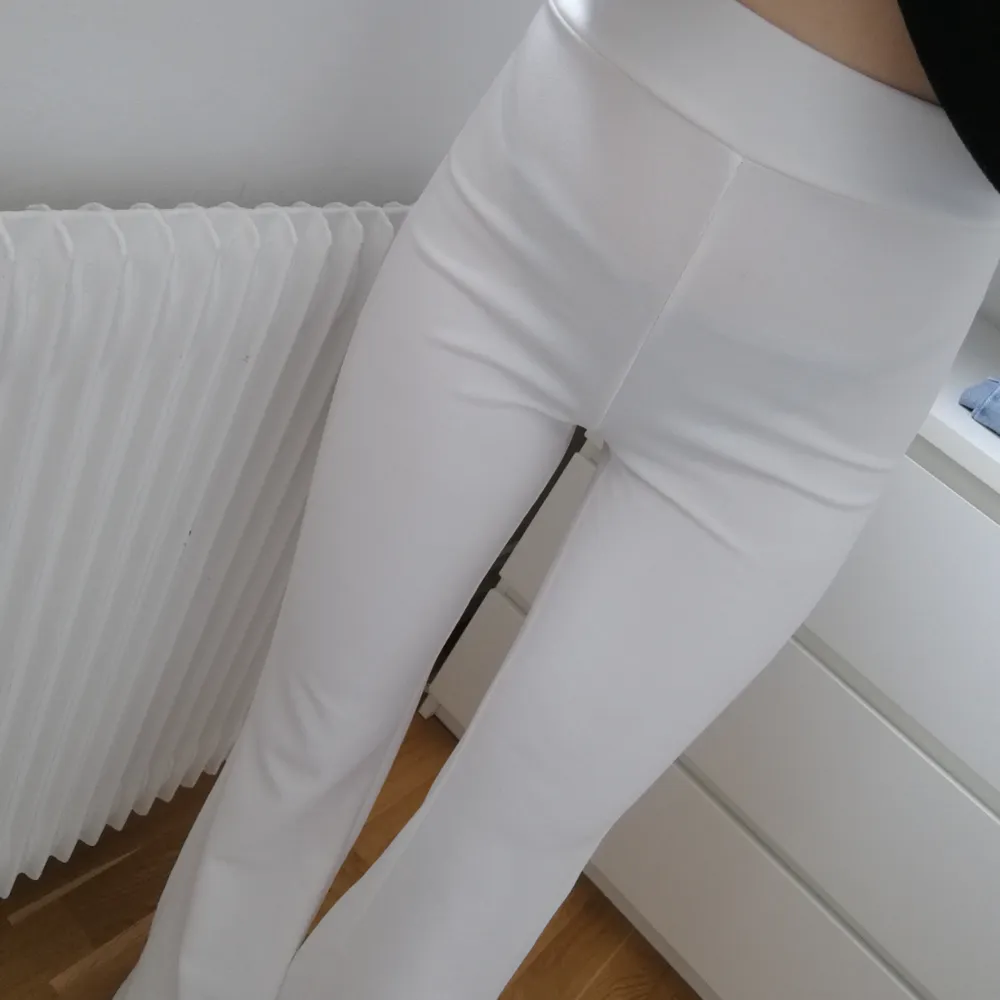 Helt nya och oanvända vita utsvängda byxor. Hög midja. Prislapp kvar. Jeans & Byxor.