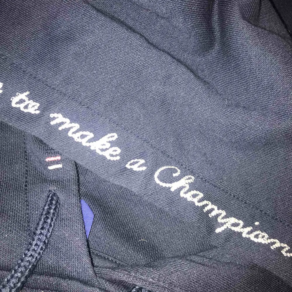 Marinblå hoodie från Champion i tunnare material med broderade detaljer (på luvan och frampå) i vitt och rosa. Liten i storleken! Köpt från Junkyard för ett år sedan för cirka 700 kr och är max använd 3 gånger. Säljs för 350 kr och i priset ingår frakt.. Hoodies.