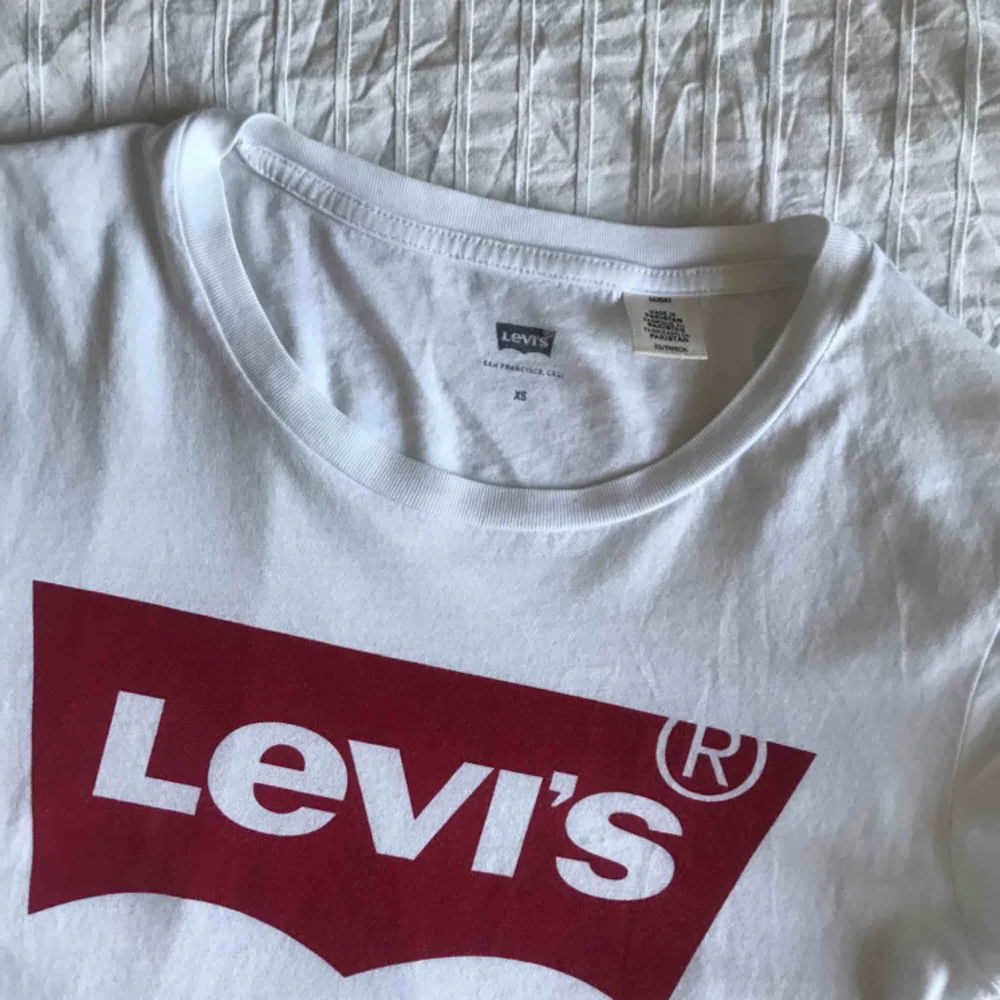 Vit Levis t-shirt Köparen står för frakten . T-shirts.