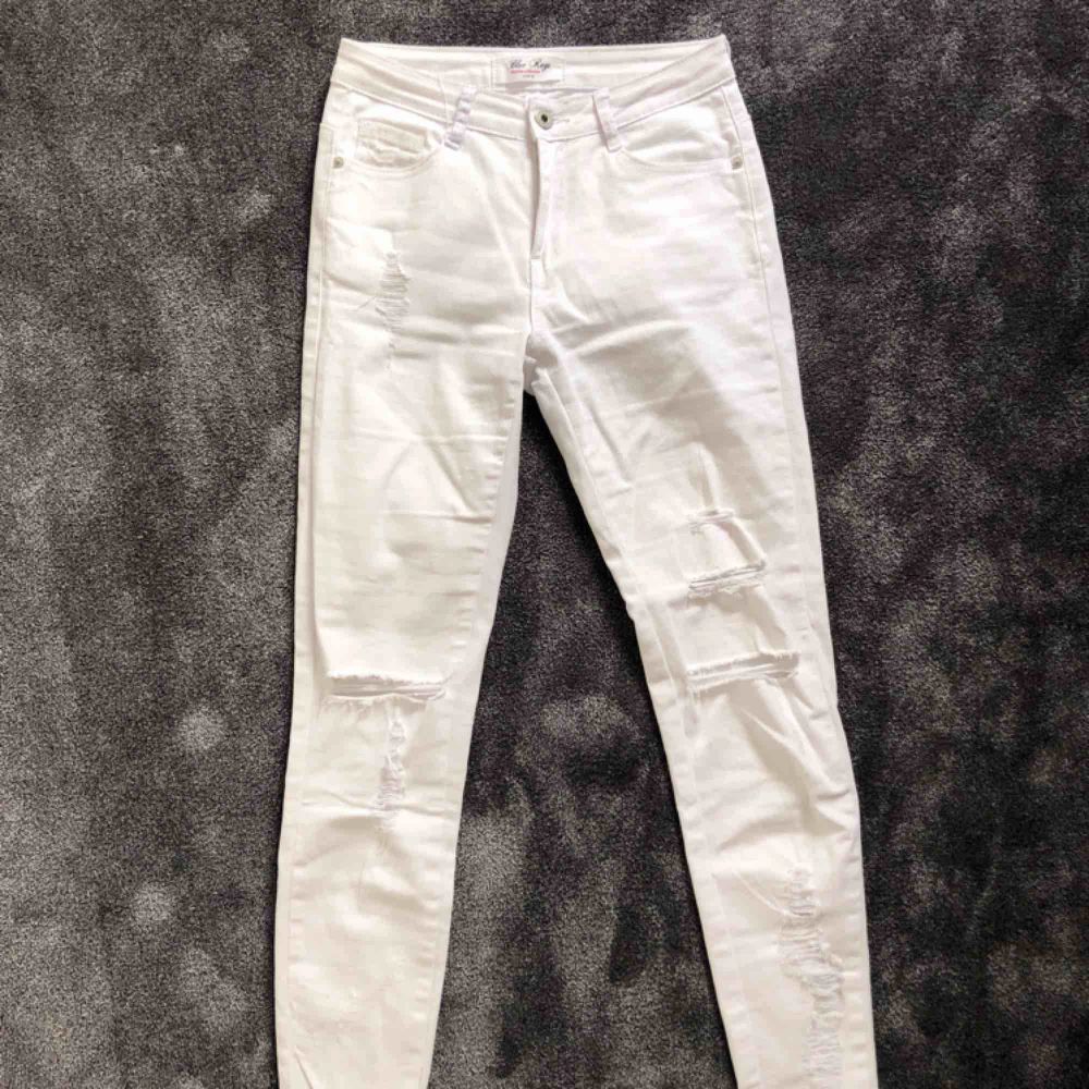 Super snygga jeans som tyvärr blivit för små för mig. Använda max 5 gånger, ser precis ut som nya. . Jeans & Byxor.