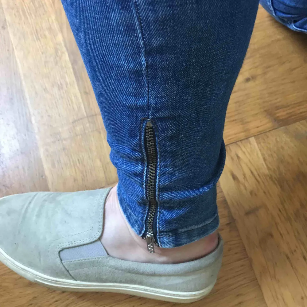 Slitna jeans från GinaTricot. Använda ett fåtal gånger och är i bra skick. Dragkedja längs med vristen. Riktiga fickor både bak och fram.  Vid köp tillkommer frakt.. Jeans & Byxor.