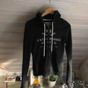  - Supermysig hoodie från Abercrombie & Fitch!!  Tyvärr för liten för mig :(  Köparen står för frakt🌹