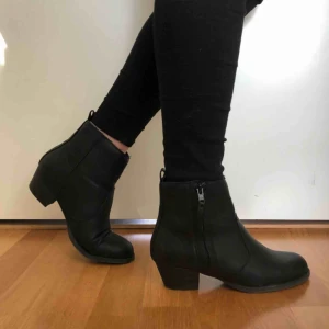  - Svarta boots med liten klack! Storlek 36 men passar 37. För mer info se min profil eller skriv!