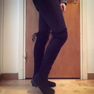  - **Frakt ingår ej i priset!** Skick: Använda  Färg: Svarta  Storlek: 36 Köpta: Nelly.com  Höga knästövlar i velvet material. Hålls på plats tack vare snörning på baksidan av skon som dessutom går att stoppa in i stöveln ifall så önskas.
