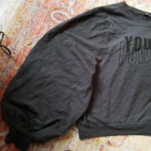  - Ballong tröja med jätte bra kvalite och väldigt bekväm material. Endast använd en gång.