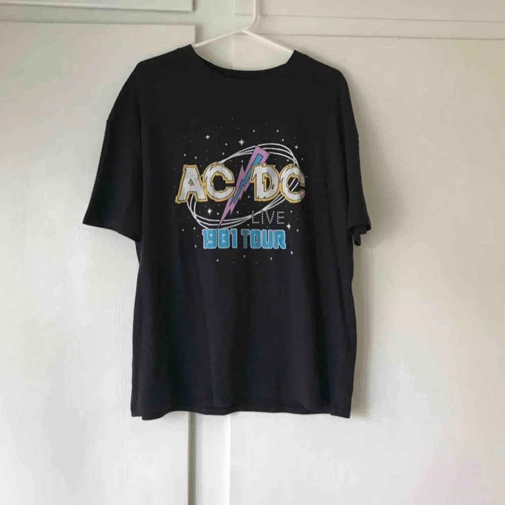 ⚡️Jättesnygg ACDC oversize tshirt från Pull&Bear⚡️Köpt för 280 kr. Aldrig använd. Frakt tillkommer med 20 kr. Betalning med swish. T-shirts.