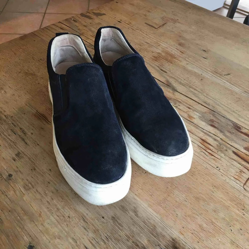 Mörkblå Mocka skor från footlight med tjock sula. Mockan är lite sliten men syns bara om man tittar nära, orginalpris 1400 kr. Skor.
