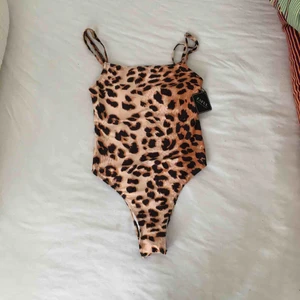  - Oanvänd baddräkt från zaful med bröstinlägg och hög skärning! 