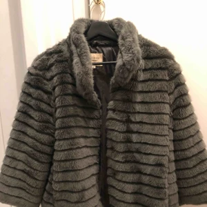  - Snygg pälsjacka i storlek medium, jag har vanligtvis small och den passar mig perfekt! Ärmarna är kortare än vanligt vilket är en snygg detalj 👏🏻 