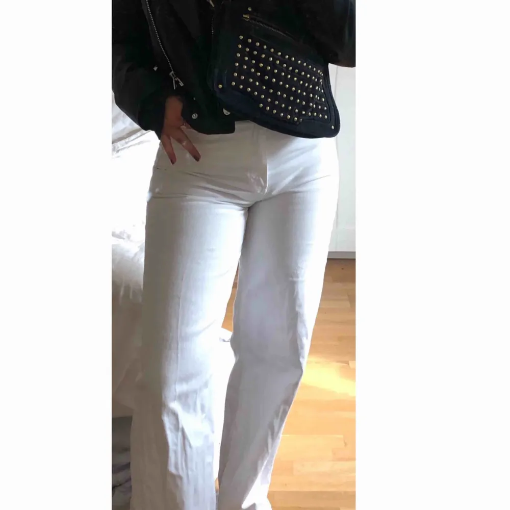 Vita utsvängda jeans från gina tricot. Jeans & Byxor.